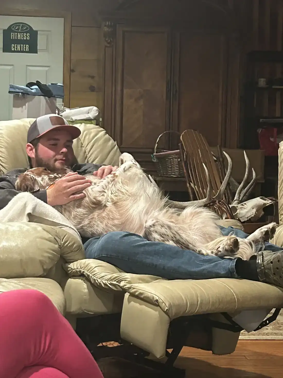 A guest relaxing with one of the R&D gun dogs inside the lodge